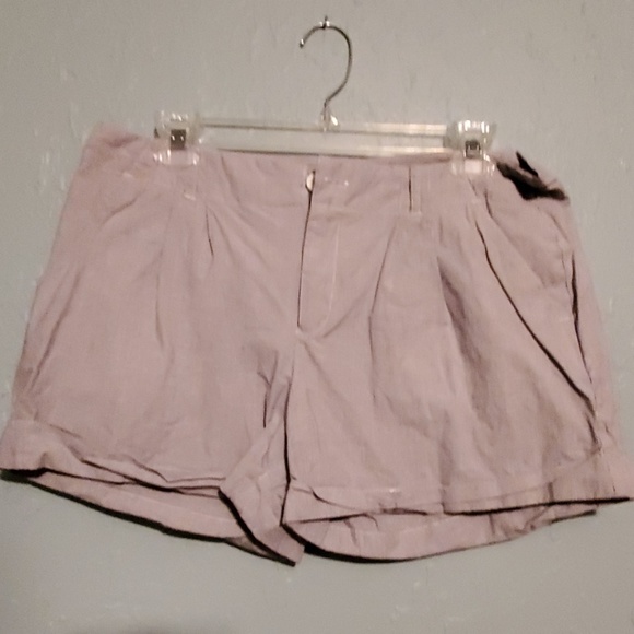 For Cynthia Seersucker Cuffed Shorts - Picture 1 of 4